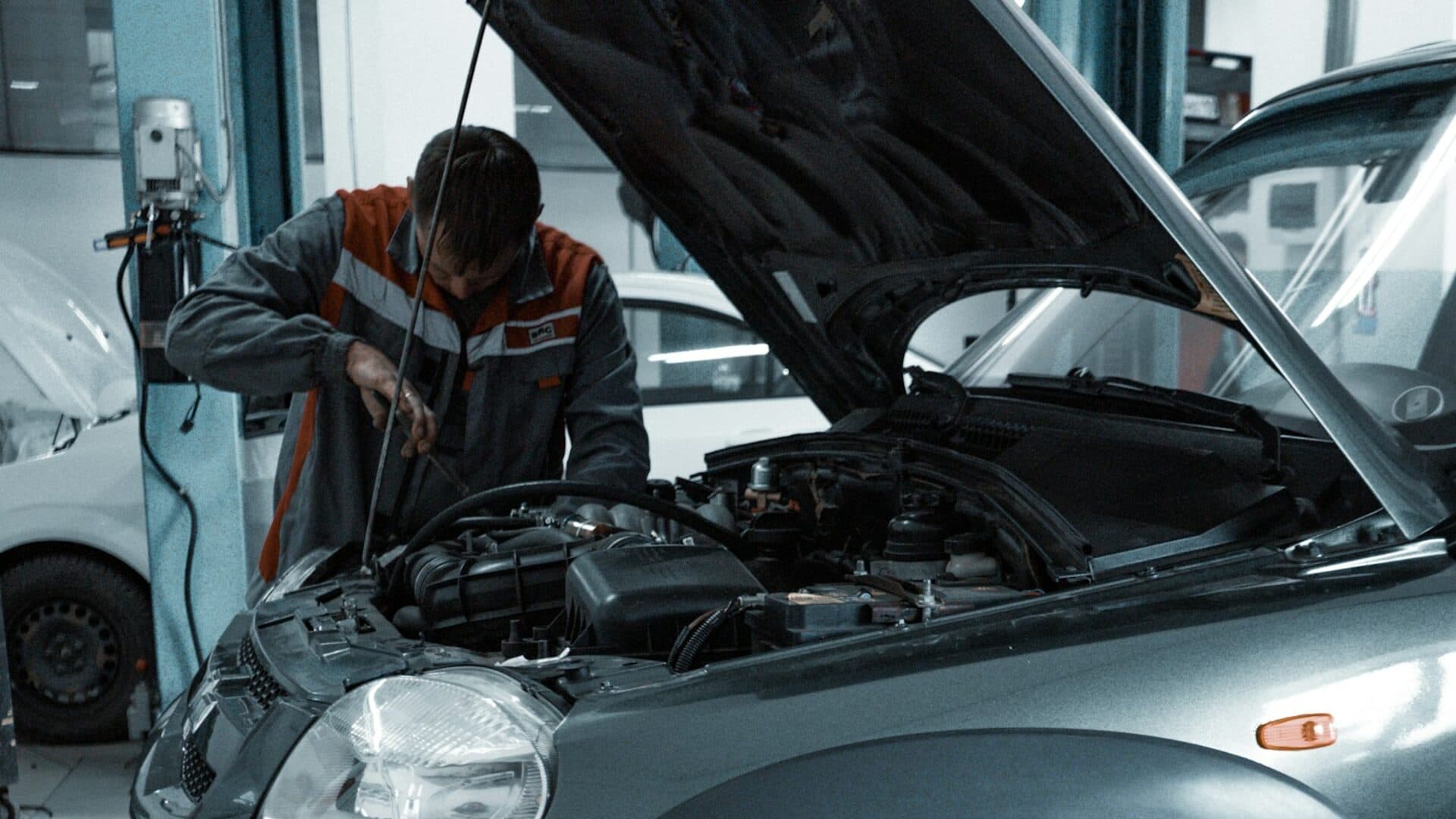 Blick unter eine geöffnete Motorhaube — Titelmotiv der Vorlage für Kfz-Werkstätten
